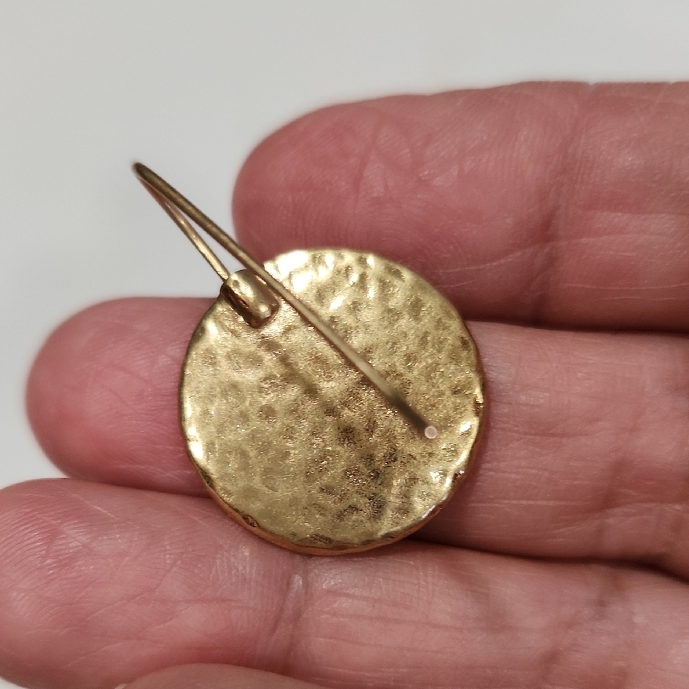 Elegant Black and Gold Earrings with Textured Frames - Picture 5 of 5